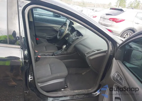 2017 Ford Focus S z USA, uszkodzony, nr VIN 1FADP3E28HL338481